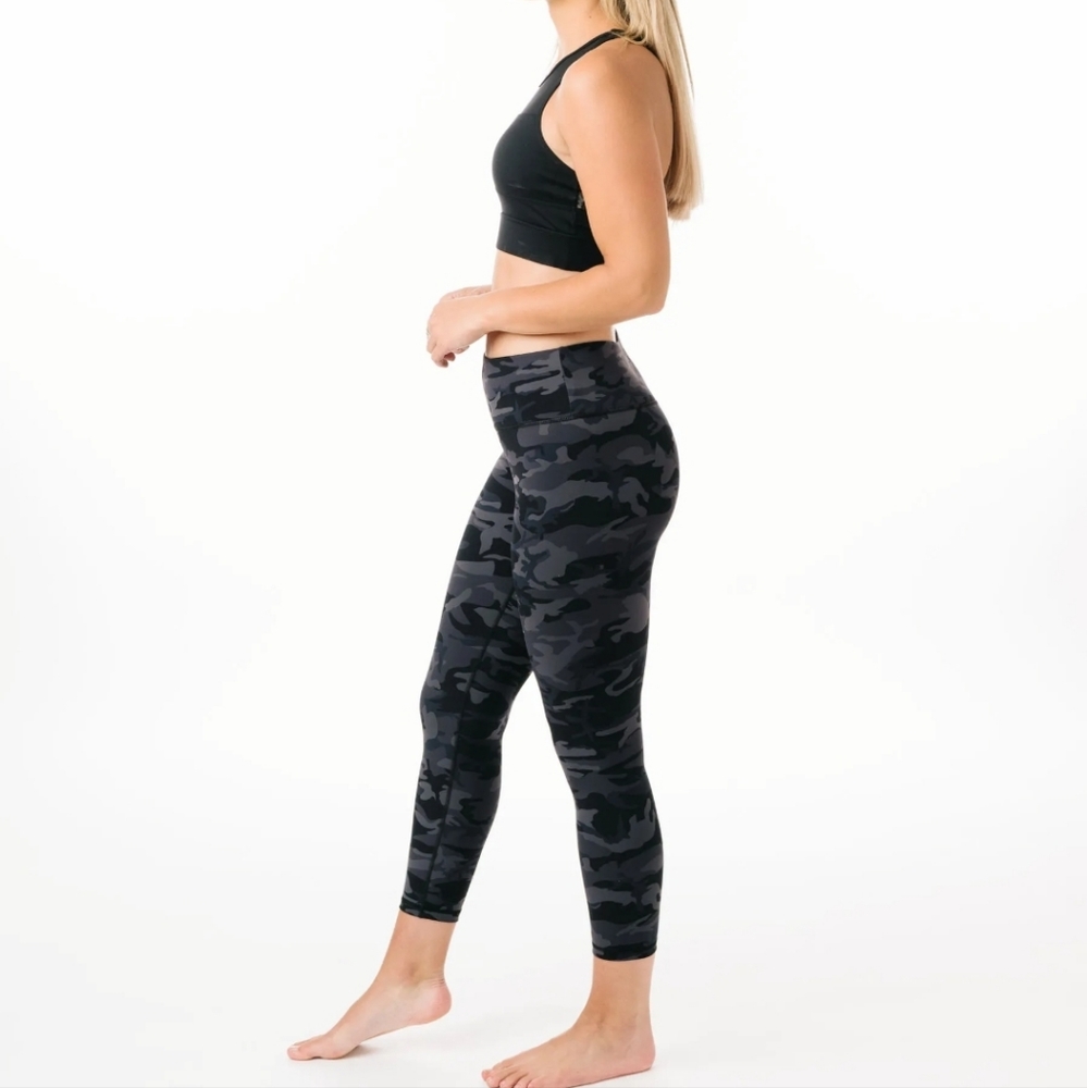 ZYIA Wmn's Evening Camo Soft n' Snug Mid-Rise Leggings •7/8 (24") •Size 2